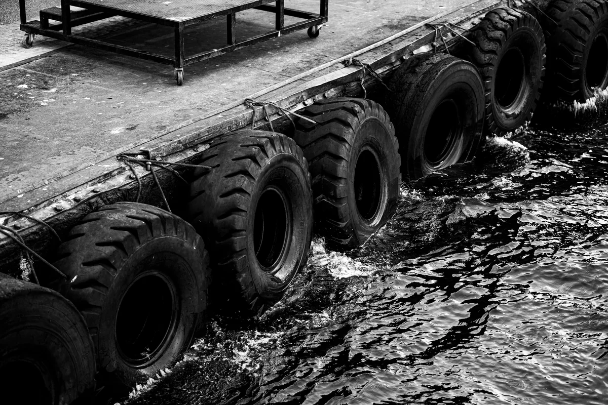 Trailer tires: Free-rolling axles